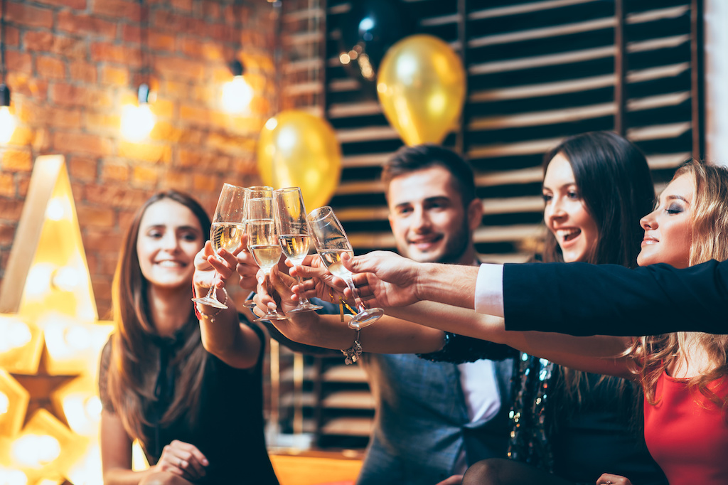 personas brindando en cena de empresa