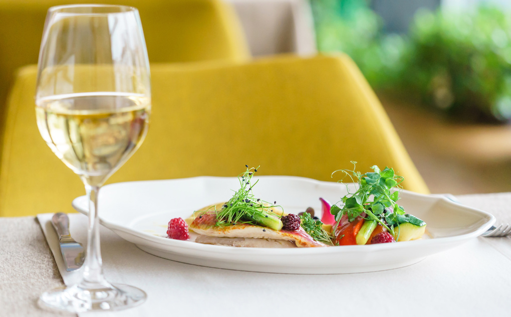 plato saludable en restaurante